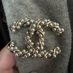 Chanel pearl twisted cc brooch